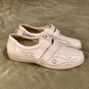 EUC Vintage Unbranded Slip On Walking Shoe Size 8W